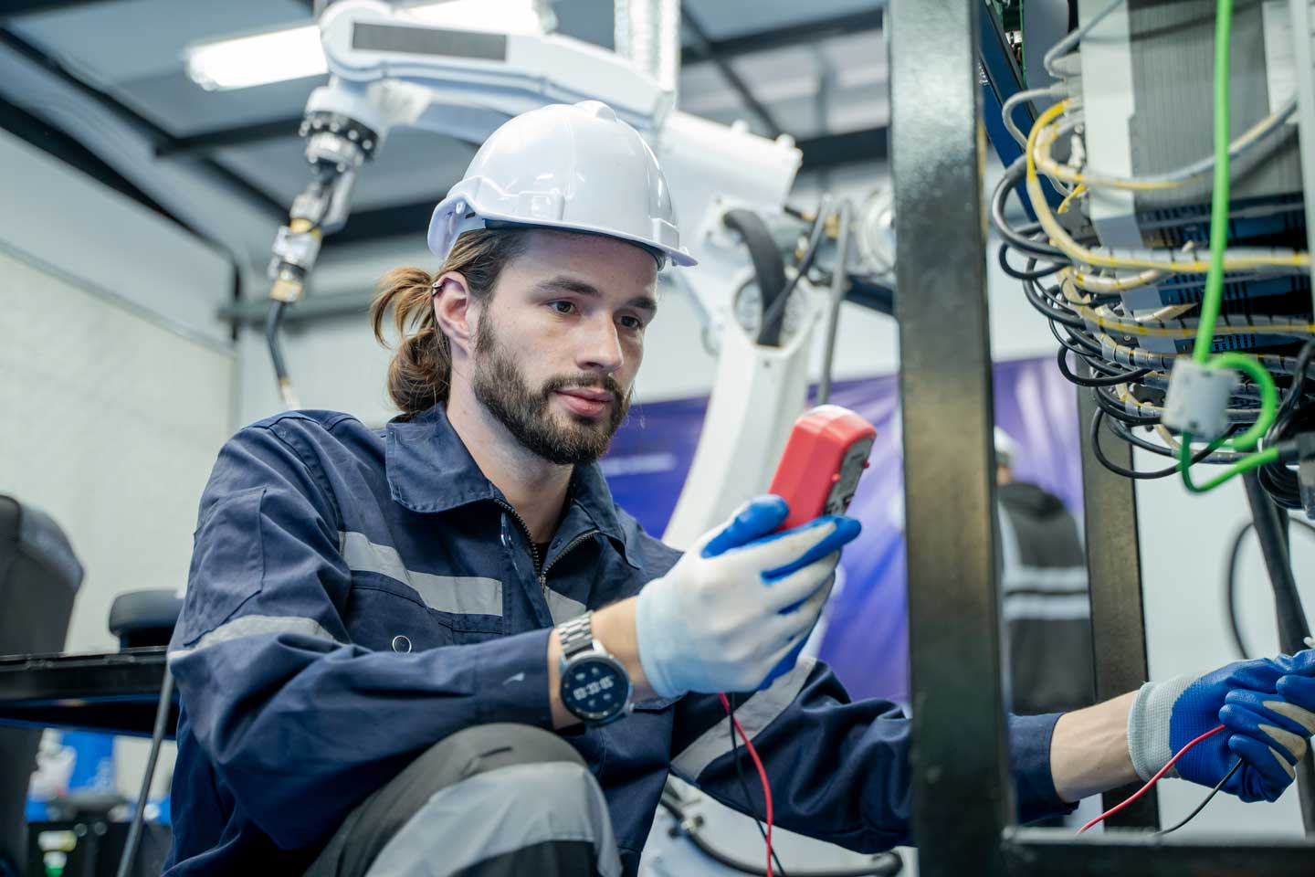 Equipo de Refrifast trabajando en iluminación industrial