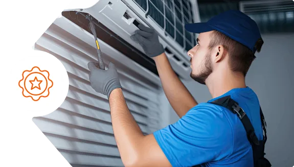 Técnico revisando una unidad interior de aire acondicionado