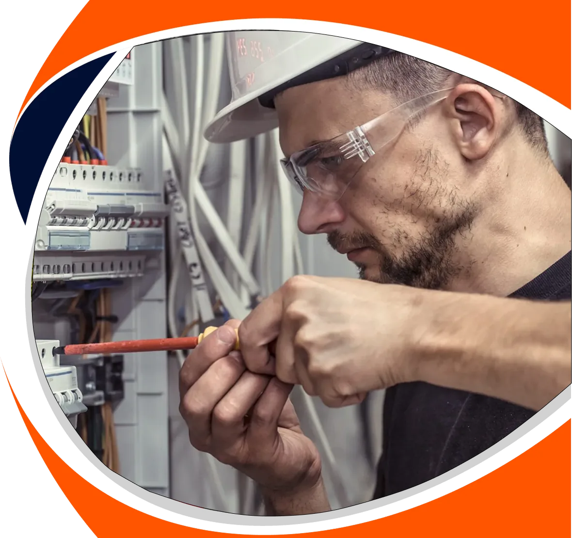 Electricista matriculado trabajando sobre un tablero eléctrico