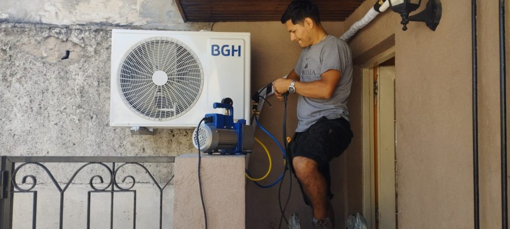 Instalación de aire acondicionado en pared antigua, CABA: detalle 2