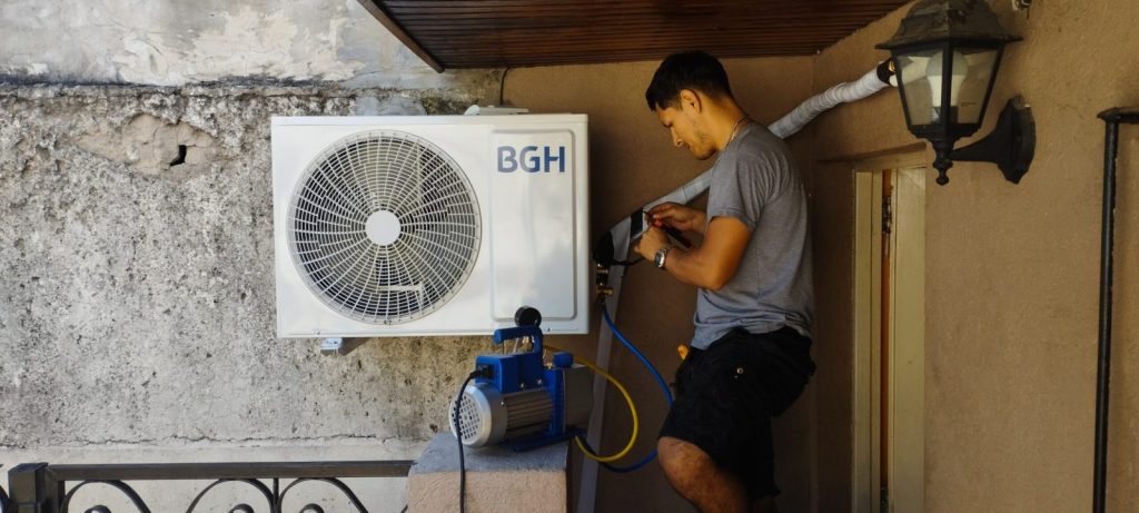 Instalación de aire acondicionado en pared antigua, CABA: detalle 1