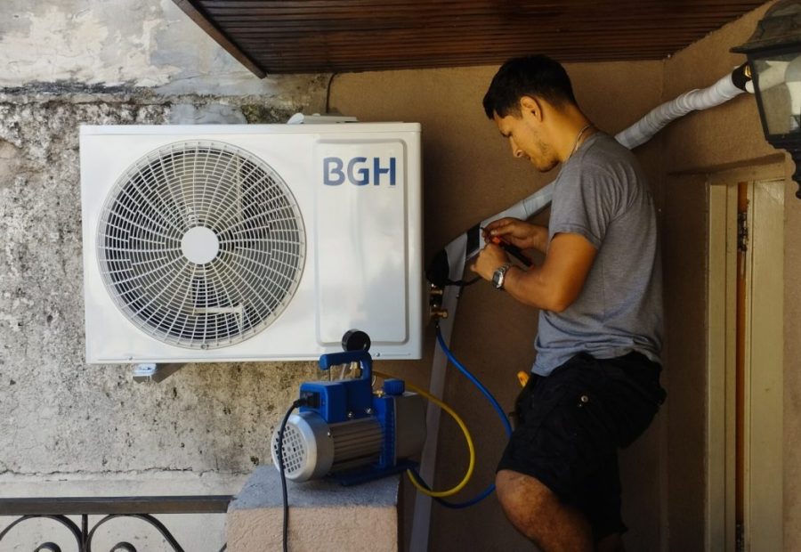 Instalación de aire acondicionado en pared antigua, CABA: detalle 1