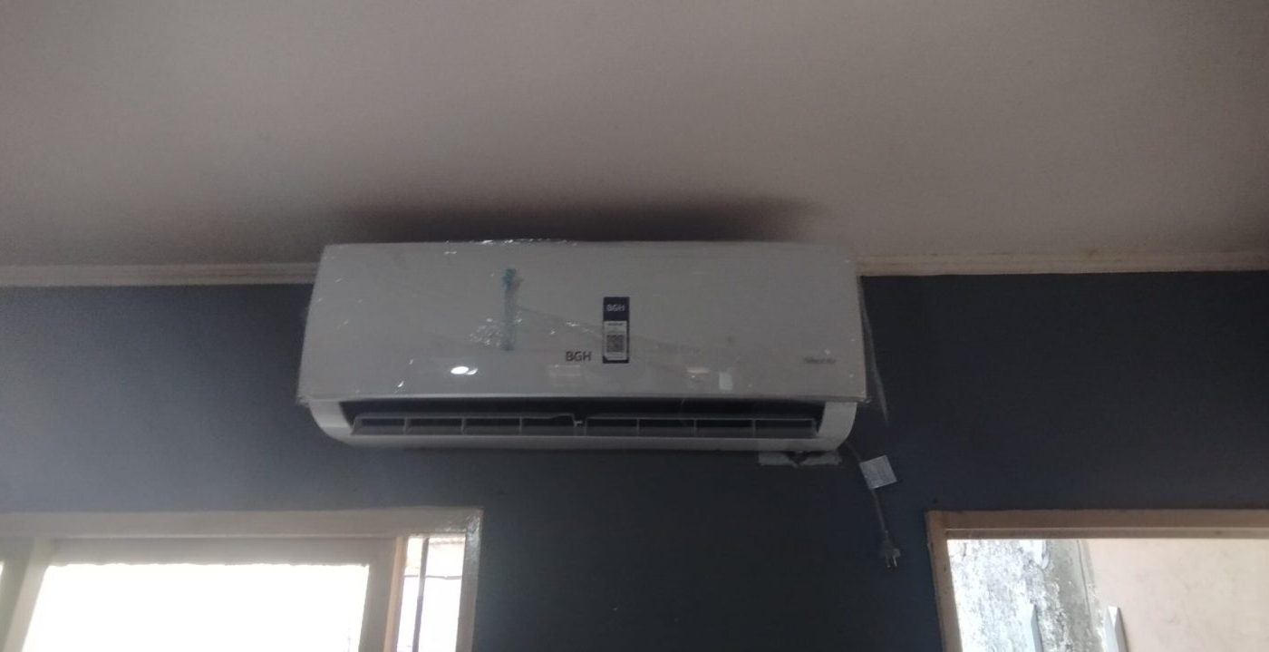 Instalación de aire acondicionado en pared antigua, CABA